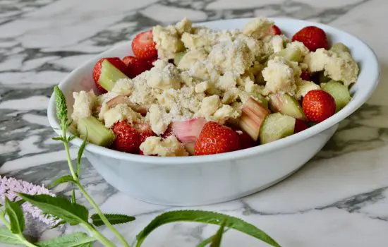 Le crumble à la rhubarbe et à la fraise d’Armelle