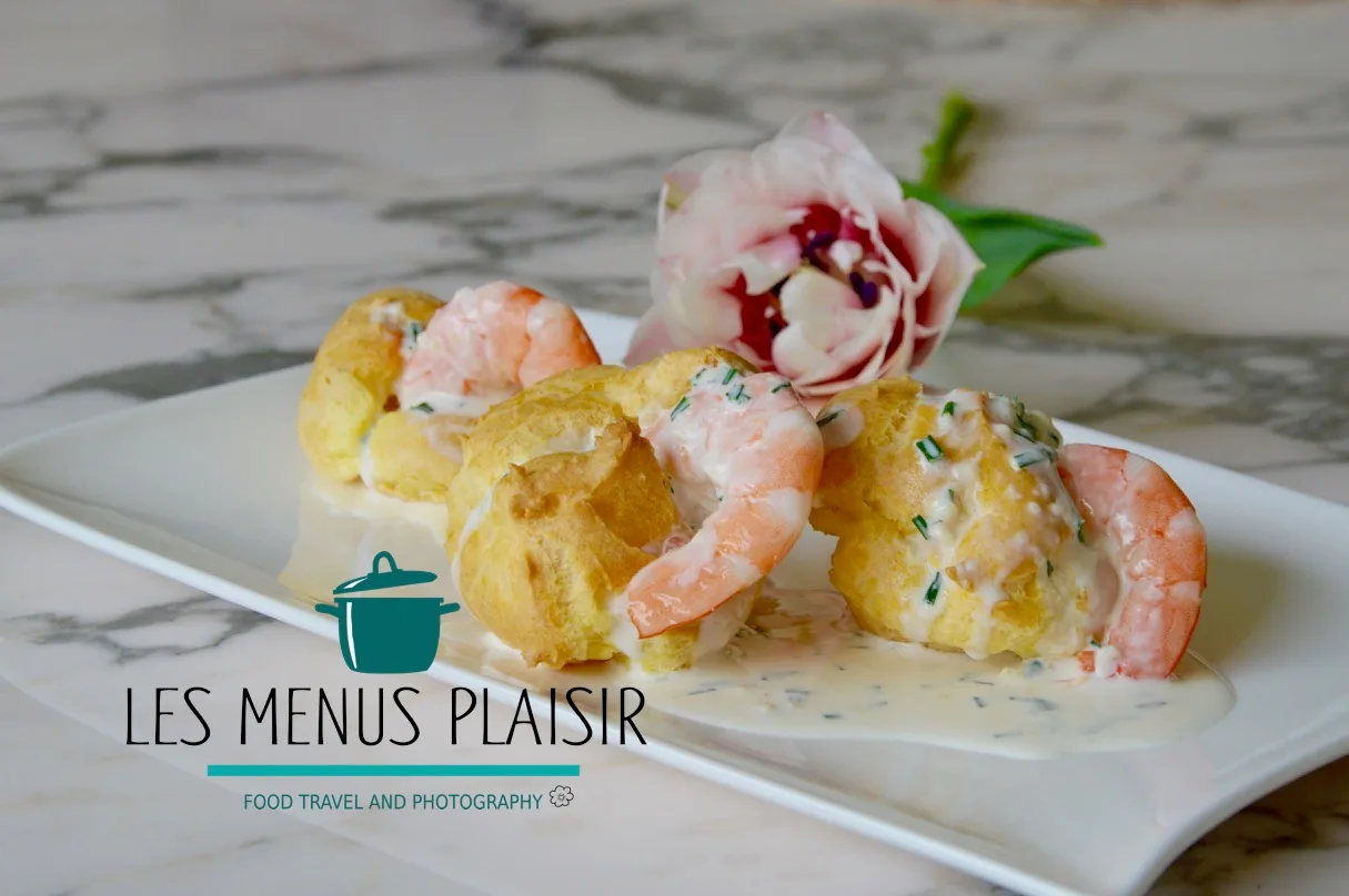 Profiteroles farcies à la crevette, crème d’ail au pastis