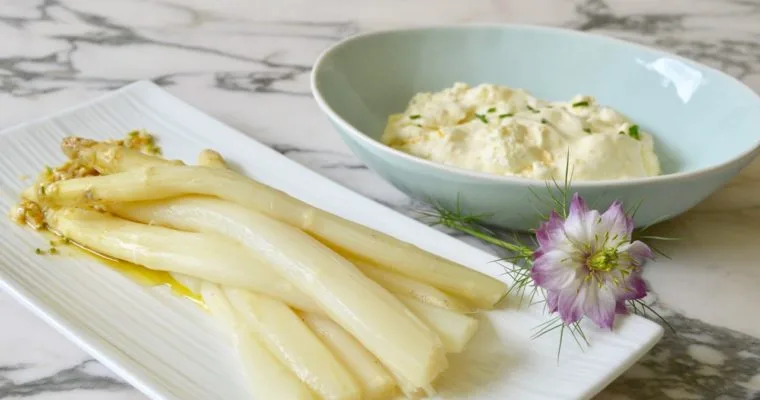 Les asperges en mousseline de sanguine et vinaigrette aux cacahuetes