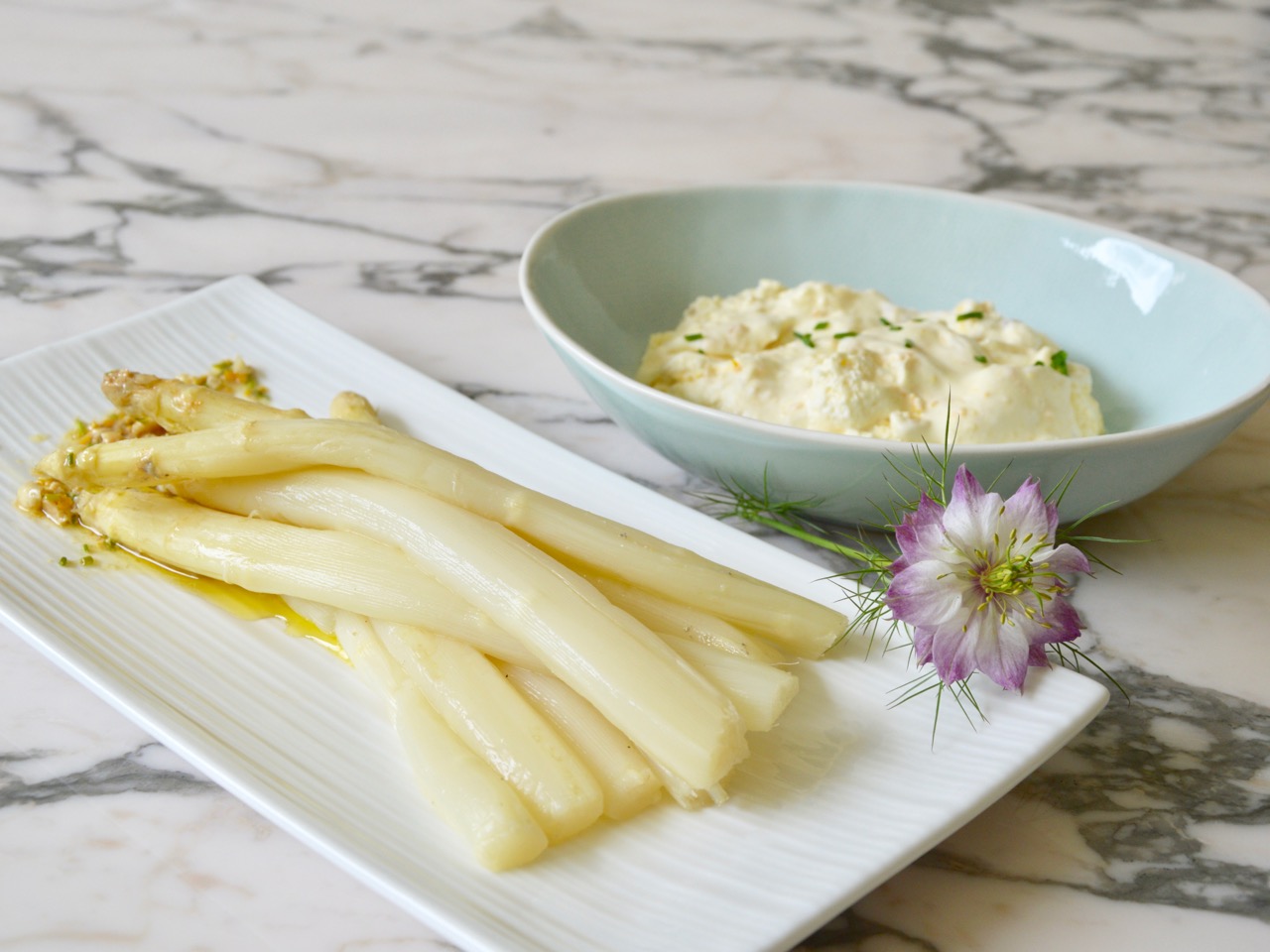 Les asperges en mousseline de sanguine et vinaigrette aux cacahuetes