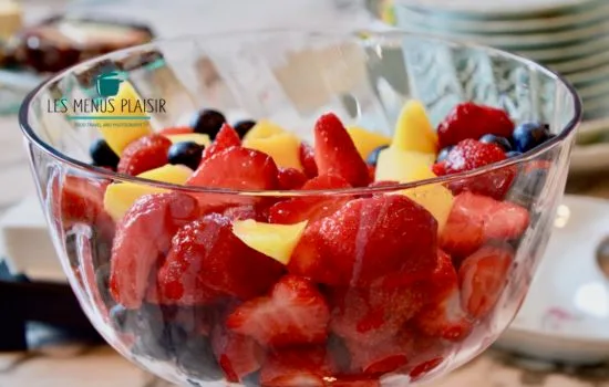 Salade de fraises mangues et myrtilles