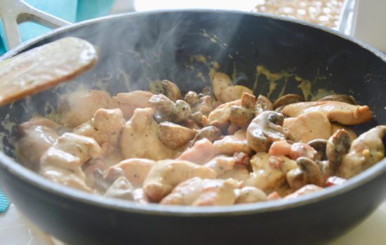 Cream and mushroom chicken stew