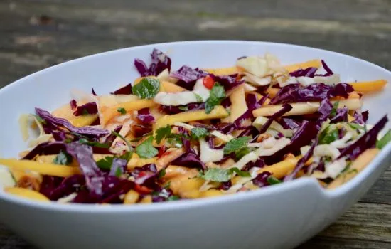 la salade douce aux noix de macadamia de Virginie