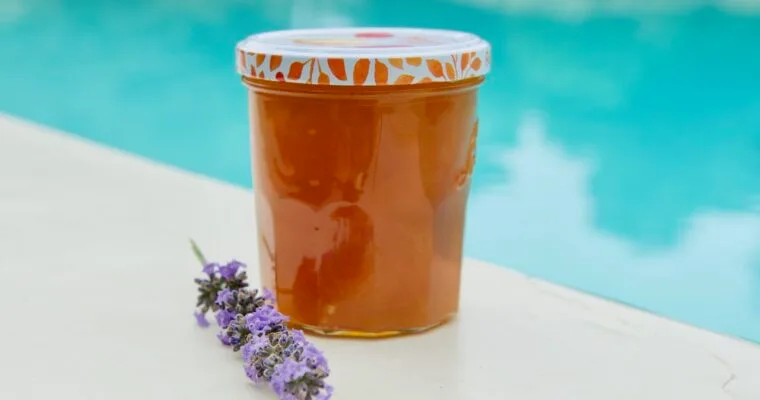 Ma confiture d’abricot parfumée à la vanille et à la lavande