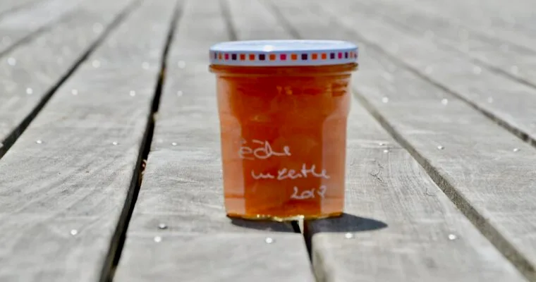 Ma « confipote » de pêches de vigne