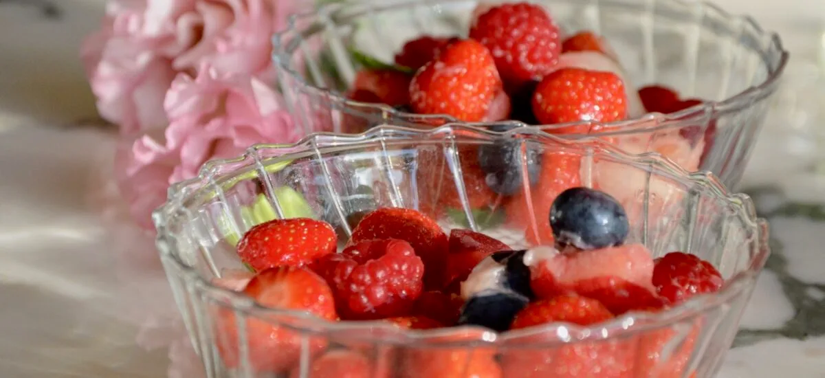 salade de pêches aux fruits rouges