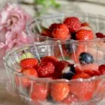 salade de pêches aux fruits rouges