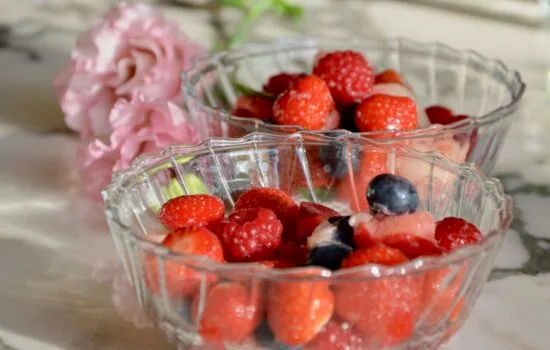 salade de pêches aux fruits rouges