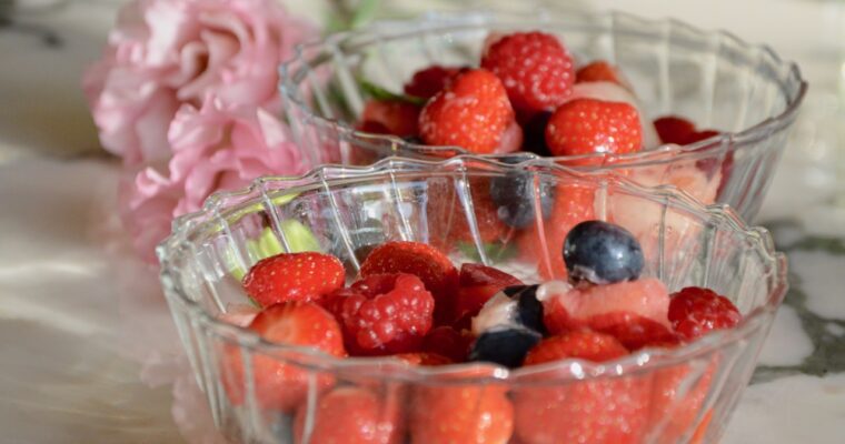 salade de pêches aux fruits rouges