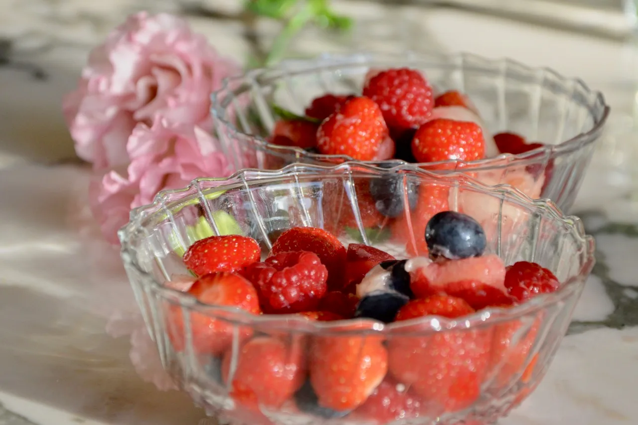 salade de pêches aux fruits rouges