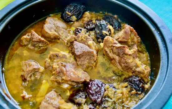 Le tajine d’agneau aux poires et pruneaux
