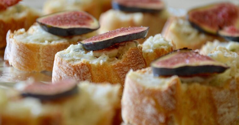 Gorgonzola cheese and fig toasts