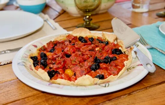 La tarte à la tomate et aux olives