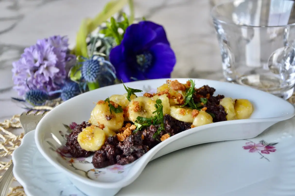 BLACK PUDDING SPICED WITH BANANAS & CINAMMON COOKIES