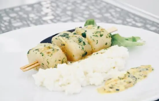 brochettes de saint-jacques à la citronnelle, pomme-liane et au riz crémeux