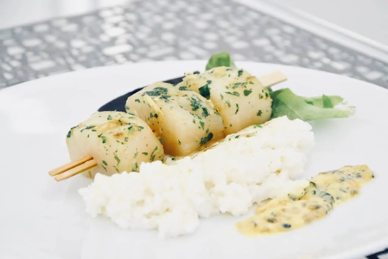 brochettes de saint-jacques à la citronnelle, pomme-liane et au riz crémeux