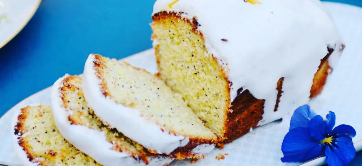 LEMON AND POPPY SEED CAKE WITH ITS ROYAL ICING