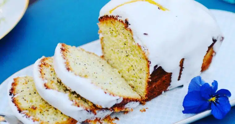 LEMON AND POPPY SEED CAKE WITH ITS ROYAL ICING