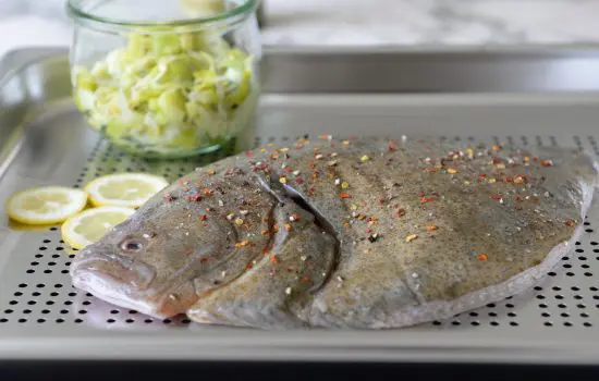 Le turbot ou le turbotin sauvage entier à la vapeur