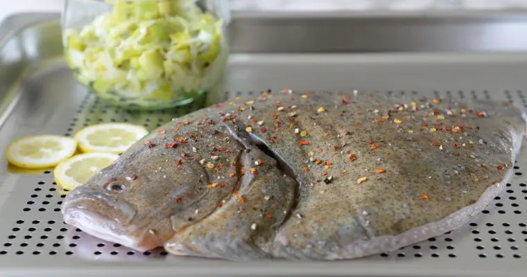 Le turbot ou le turbotin sauvage entier à la vapeur