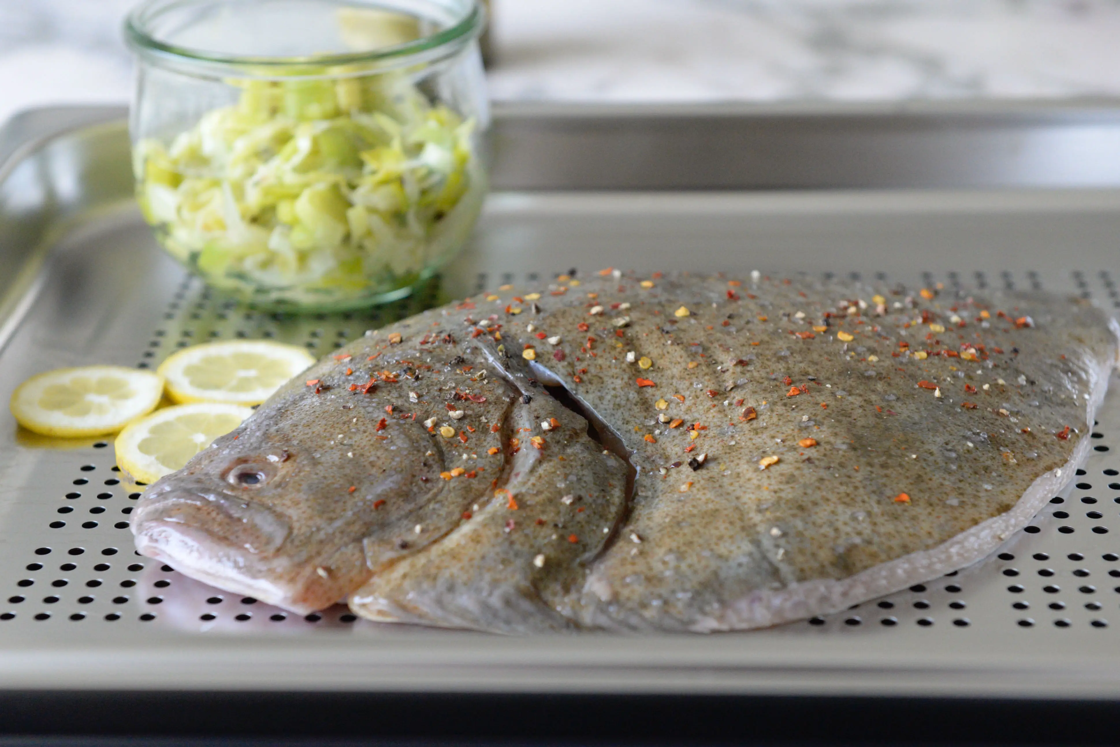 Le turbot ou le turbotin sauvage entier à la vapeur