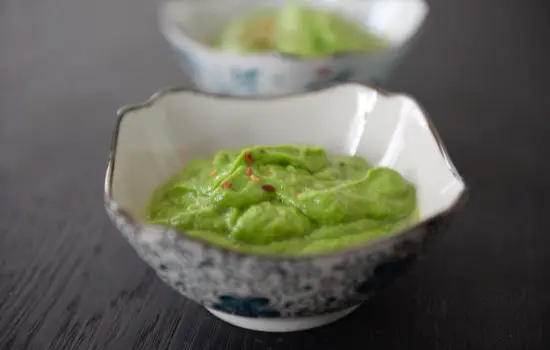 Soupe froide d’avocat et pousses d’épinards crues