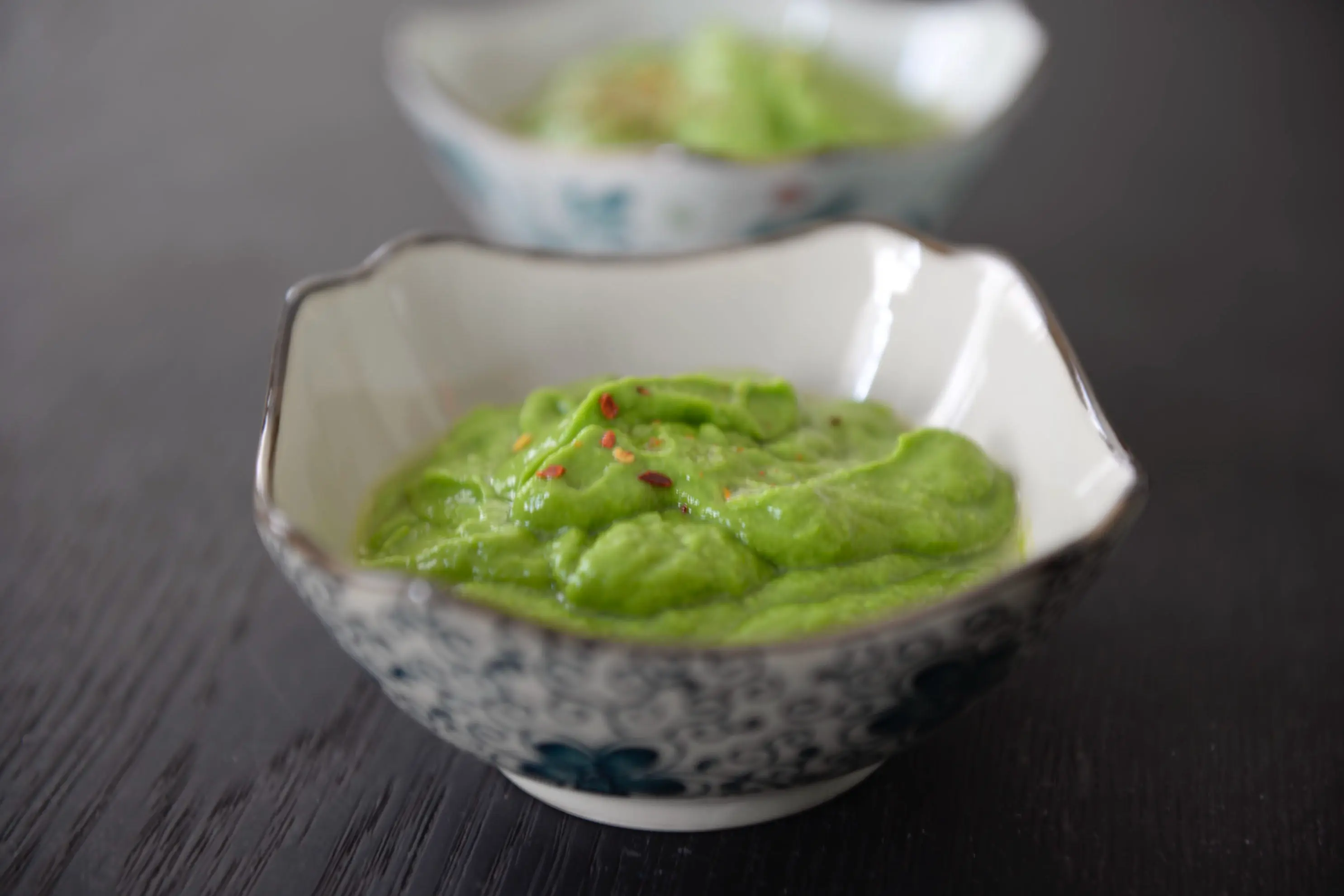 Soupe froide d’avocat et pousses d’épinards crues