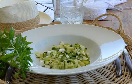 La salade rafraîchissante de courgettes, feta et menthe