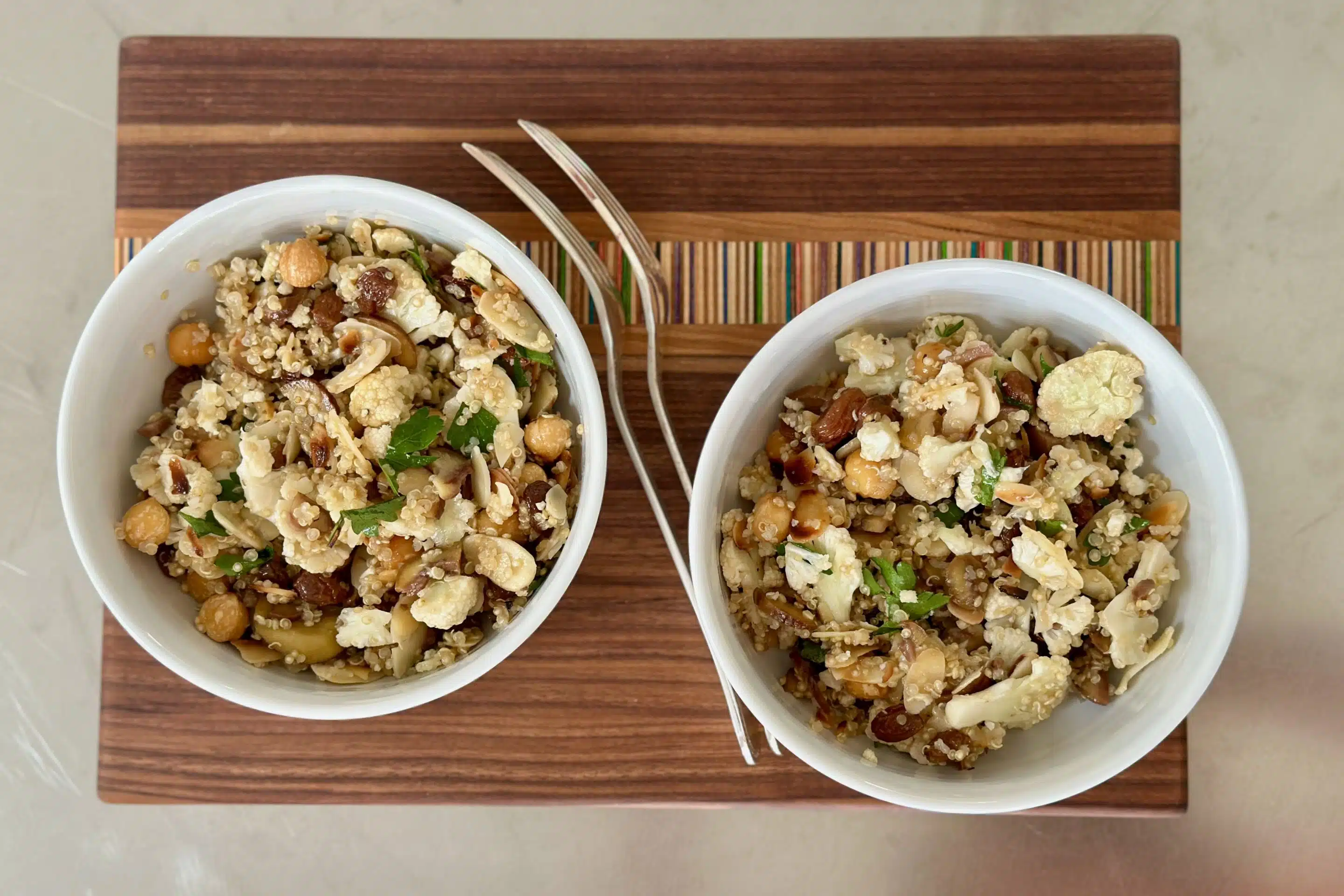 La salade de quinoa et chou-fleur aux châtaignes et fruits secs.