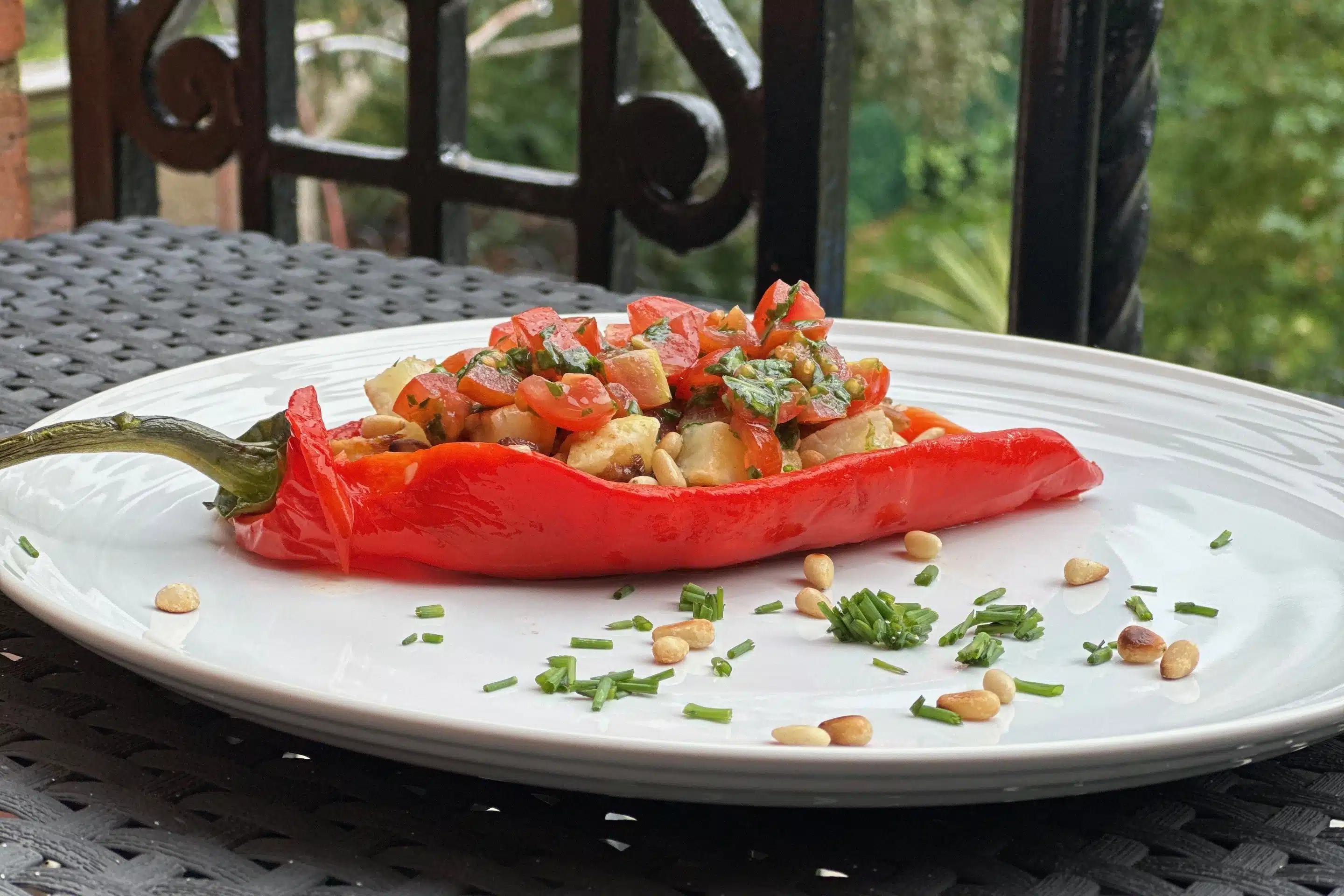 Les poivrons farcis au véritable halloumi et concassée de tomates cerises