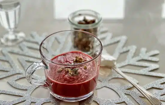 La soupe de betterave fraîche au lait de coco, gingembre et citron vert