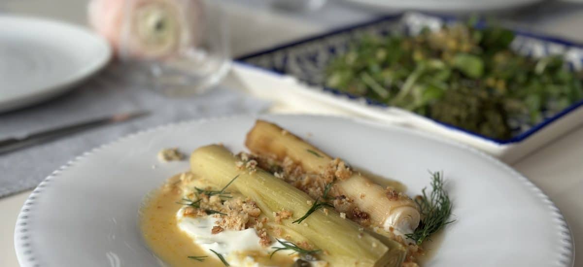 LES POIREAUX GLACÉS À L’ORANGE, LABNEH À L’ANETH