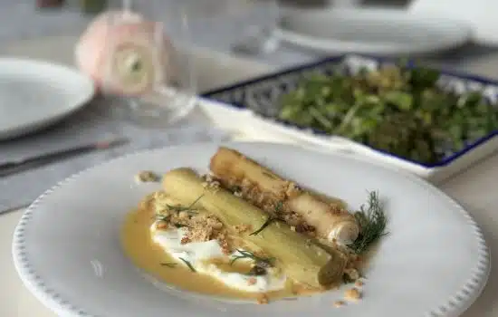 LES POIREAUX GLACÉS À L’ORANGE, LABNEH À L’ANETH