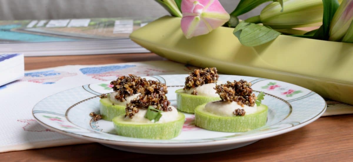 Bouchées de courgette à la crème de noix de cajou et aux graines fumées