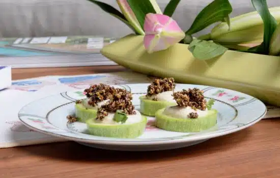 Bouchées de courgette à la crème de noix de cajou et aux graines fumées