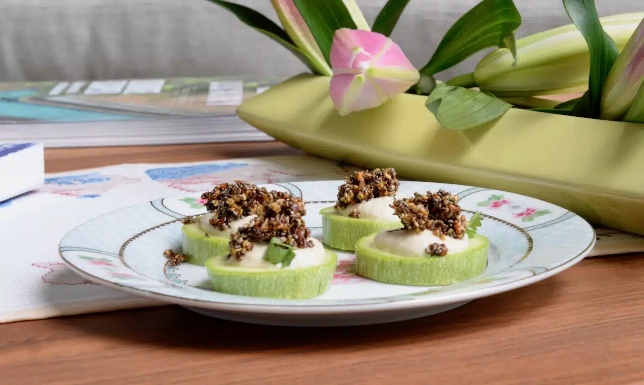 Bouchées de courgette à la crème de noix de cajou et aux graines fumées