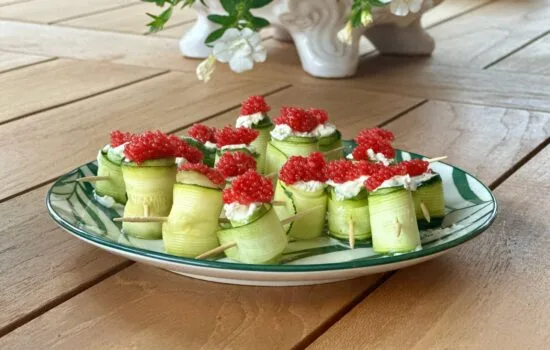 LES PETITS ROULEAUX DE COURGETTE AU CHÈVRE ET AUX ŒUFS DE LUMP