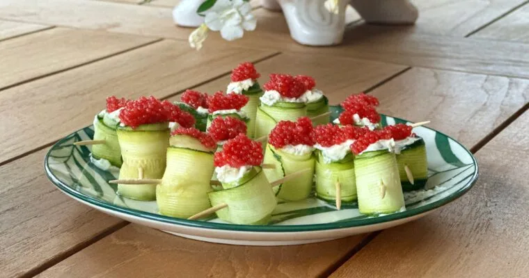 LES PETITS ROULEAUX DE COURGETTE AU CHÈVRE ET AUX ŒUFS DE LUMP