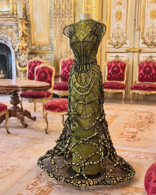 Vrai coup de cœur pour cette exposition🍃 🌱LOUVRE COUTURE🌱🍃 qui a lieu jusqu’au 21 juillet sur un étage du musée. Des robes et objets évoquant le lien entre culture et couture sont disséminés dans les galeries et salles du département des objets d’art. Ils ont été choisis dans une période de 1960 à nos jours par des maisons de Haute Couture et sont mis en scène sur des silhouettes figées dans des poses très contemporaines et installées sur des miroirs. C’est vraiment  un parcours magnifique et enchanteur ; on s’y perd, littéralement. Attention à ne pas passer à côté des appartements napoleon III qui sont à couper le souffle !

This beautiful 🌱🍃LOUVRE COUTURE🍃🌱 exhibition is on display until July 21 on one floor of the museum. Dresses and objects illustrating the connection between culture and couture are scattered throughout the galleries and rooms of the Department of Decorative Arts. Selected from the period between 1960 and today by major Haute Couture houses, they are presented on silhouettes placed on mirrors. It’s truly a magnificent and enchanting walks. Make sure not to miss the Napoleon III apartments : they are absolutely breathtaking!
#museedulouvre #paris #exposition #quefaireaparis #lesmenusplaisir #jaimeparis #hautecouture #frenchexhibition