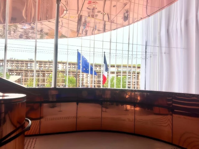 🍃🌊L’EXPOSITION UNIVERSELLE 2025 se tient au Japon sur une île artificielle de la baie d’Osaka jusqu’en octobre. Elle a pour thème « concevoir la société du futur, imaginer notre vie de demain ». Un colossal anneau de bois de 2 km de circonférence et de 20 m de haut encercle les pavillons nationaux. Il est végétalisé et en fleur actuellement, c’est une promenade très agréable. 
Le pavillon français veut véhiculer un message fort autour de l’amour de soi, des autres et de la planète. Il abrite, entre autres, des sculptures de Rodin, une immense tapisserie d’Aubusson, une chimère de Notre Dame de Paris, des salles dédiées à la malle Louis Vuitton, au grand couturier Christian Dior, aux vins d’Alsace ainsi qu’un grand jardin aménagé autour d’un olivier et des installations d’art numérique. C’est superbe. 
#worldexpo2025osaka #lesmenusplaisir #osaka #japan #expositionuniverselle2025